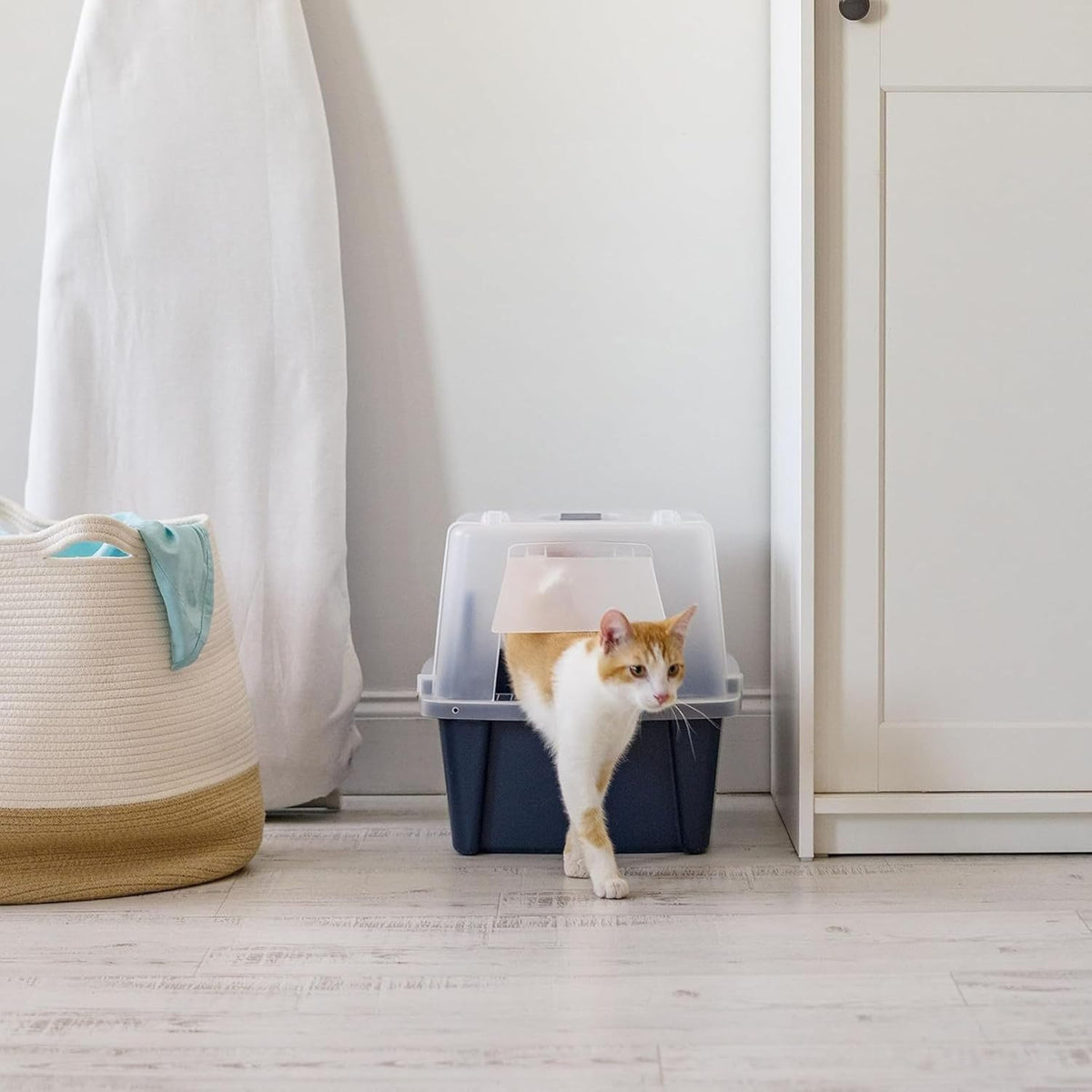 IRIS USA Cat Litter Box, Litter Box Enclosure with Scoop and Front Door Flap, Covered Kitty Litter Box for Privacy, Portable, Easy to Clean, Navy - PuriLite