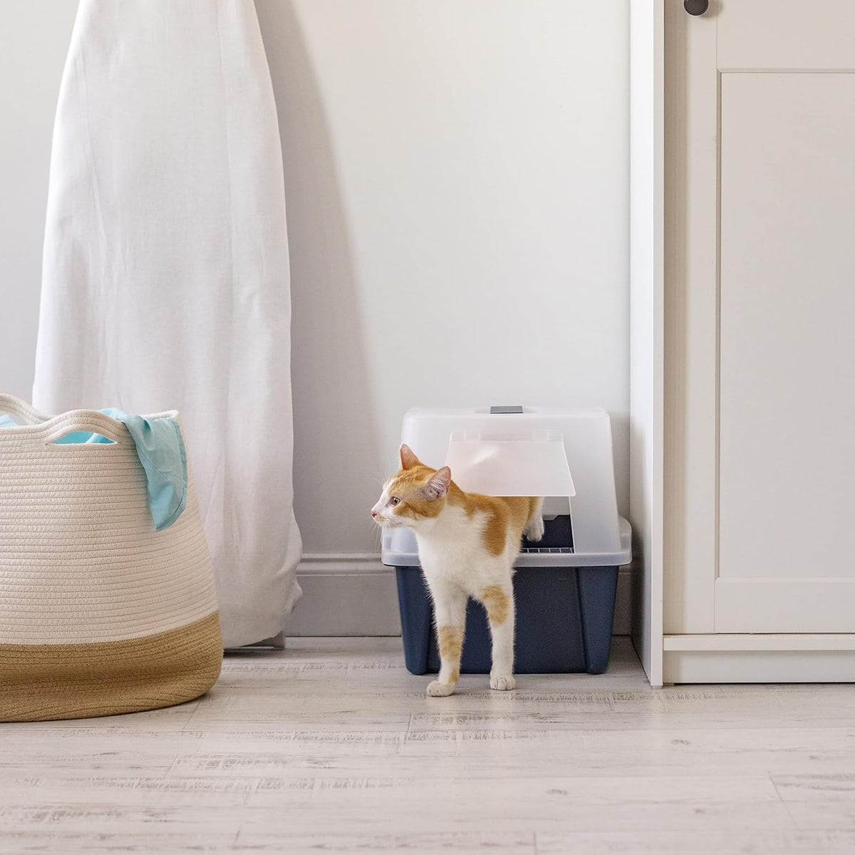 IRIS USA Cat Litter Box, Litter Box Enclosure with Scoop and Front Door Flap, Covered Kitty Litter Box for Privacy, Portable, Easy to Clean, Navy - PuriLite