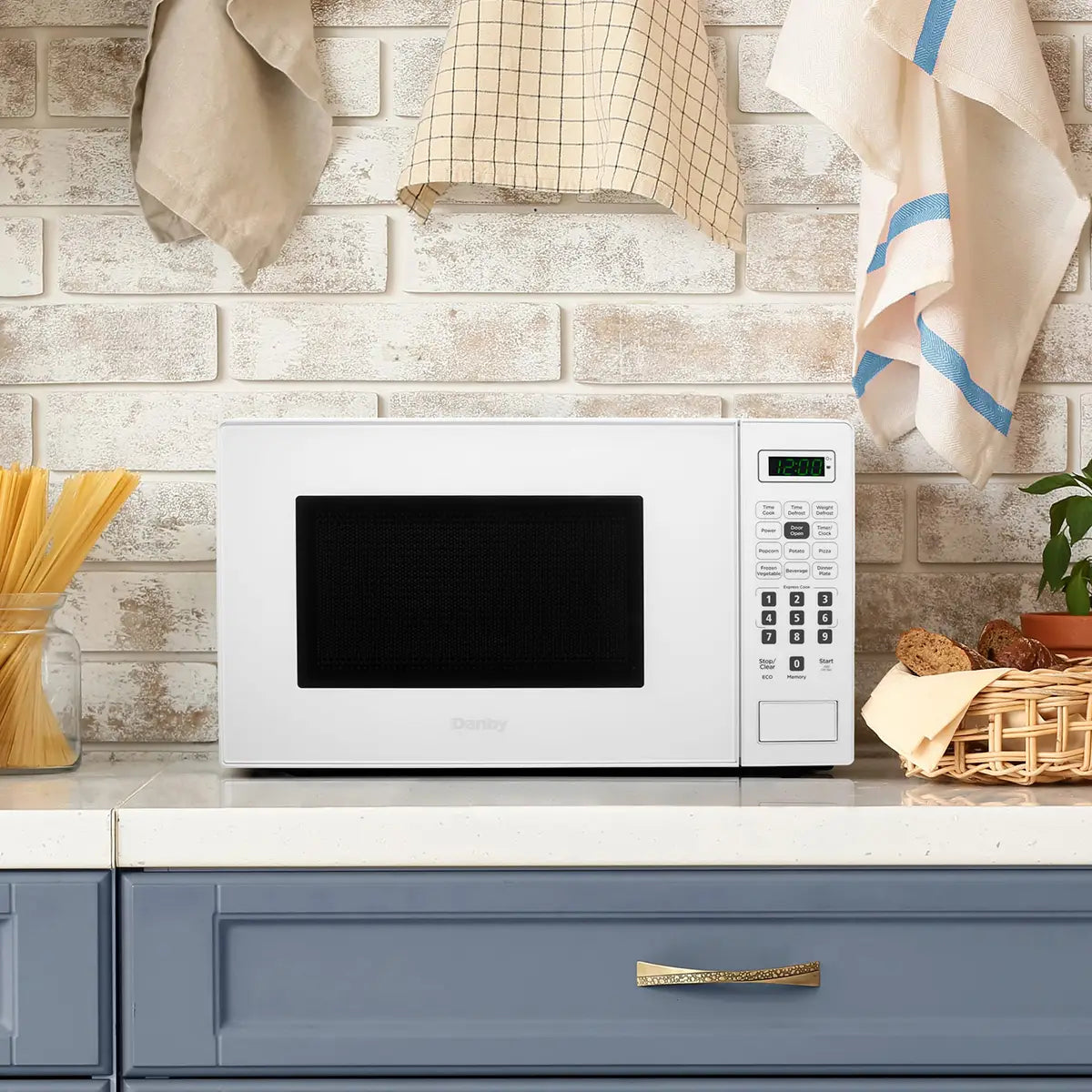 Danby 0.7 cu. ft. Countertop Microwave in White (DBMW0721BWW) - PuriLite